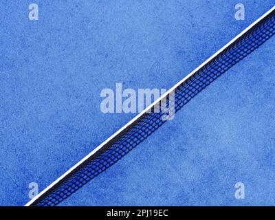 vista su un campo da tennis blu con paddle Foto Stock