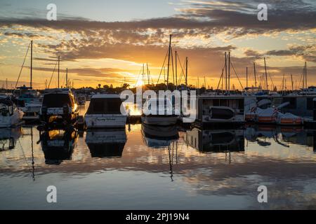 Tramonto luminoso a Ocean Marina, Mandurah e i suoi splendidi canali sulla costa sud-occidentale dell'Australia occidentale. Foto Stock