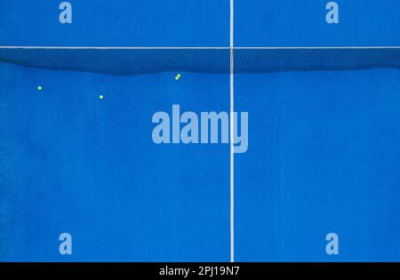 vista su un campo da tennis blu con paddle Foto Stock