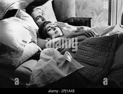 Anne Bancroft, Peter Finch, on-set of the British Film, 'The Pumpkin Eater', Royal Films International, Columbia Pictures, 1964 Foto Stock