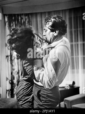 Anne Bancroft, Peter Finch, on-set of the British Film, 'The Pumpkin Eater', Royal Films International, Columbia Pictures, 1964 Foto Stock