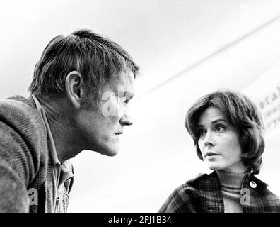 Chuck Connors, Diane Baker, on-set of the TV Series, 'Police Story', Pilot Episode, 'Slow Boy', NBC, Marzo 20, 1973 Foto Stock