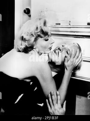 Myrtle Reed, Leslie Phillips, on-set of the British Film, 'Please Turn Over', Anglo-Amalgamated Film Distributors, Columbia Pictures, 1959 Foto Stock