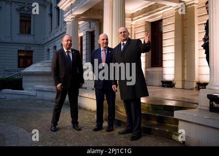 30 marzo 2023, Lodz, Varsavia, Polonia: Il ministro degli Affari Esteri rumeno Bogdan Aurescu (L) e il ministro degli Esteri polacco Zbigniew Rau (R) accolgono Angus Lapsley, vice segretario generale della NATO per la politica di difesa e la pianificazione, al di fuori del palazzo di Poznanskiego, durante il vertice dei nove (B9) di Bucarest che si terrà il 30 marzo 2023 a Lodz, Polonia. I colloqui tra i ministri degli Esteri si concentreranno sulle questioni di sicurezza nella regione di fronte all'aggressione russa nei confronti dell'Ucraina. Alla riunione parteciperanno anche funzionari e rappresentanti della NATO provenienti da Svezia, Finlandia e Spagna. (Credit Image: © Aleksander Foto Stock