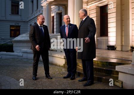 30 marzo 2023, Lodz, Varsavia, Polonia: Il ministro degli Affari Esteri rumeno Bogdan Aurescu (L) e il ministro degli Esteri polacco Zbigniew Rau (R) accolgono Angus Lapsley, vice segretario generale della NATO per la politica di difesa e la pianificazione, al di fuori del palazzo di Poznanskiego, durante il vertice dei nove (B9) di Bucarest che si terrà il 30 marzo 2023 a Lodz, Polonia. I colloqui tra i ministri degli Esteri si concentreranno sulle questioni di sicurezza nella regione di fronte all'aggressione russa nei confronti dell'Ucraina. Alla riunione parteciperanno anche funzionari e rappresentanti della NATO provenienti da Svezia, Finlandia e Spagna. (Credit Image: © Aleksander Foto Stock