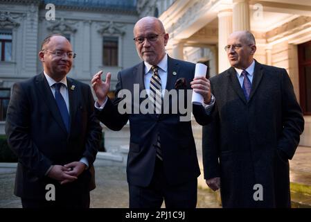 30 marzo 2023, Lodz, Varsavia, Polonia: Il ministro degli Esteri slovacco Rastislav Kacer (C) è accolto dal ministro degli Esteri rumeno Bogdan Aurescu (L) e dal ministro degli Esteri polacco Zbigniew Rau (R) prima del vertice dei nove (B9) di Bucarest che si terrà a Lodz, Polonia, il 30 marzo 2023. I colloqui tra i ministri degli Esteri si concentreranno sulle questioni di sicurezza nella regione di fronte all'aggressione russa nei confronti dell'Ucraina. Alla riunione parteciperanno anche funzionari e rappresentanti della NATO provenienti da Svezia, Finlandia e Spagna. (Credit Image: © Aleksander Kalka/ZUMA Press Wire) SOLO PER USO EDITORIALE! Non per Foto Stock