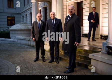 30 marzo 2023, Lodz, Varsavia, Polonia: Il ministro degli Esteri rumeno Bogdan Aurescu (L), il ministro degli Esteri bulgaro Nikolay Milkov (C) e il ministro degli Esteri polacco Zbigniew Rau (R) si trovano fuori dal palazzo Poznanskiego prima del vertice dei nove (B9) di Bucarest che si terrà a Lodz, Polonia, il 30 marzo 2023. I colloqui tra i ministri degli Esteri si concentreranno sulle questioni di sicurezza nella regione di fronte all'aggressione russa nei confronti dell'Ucraina. Alla riunione parteciperanno anche funzionari e rappresentanti della NATO provenienti da Svezia, Finlandia e Spagna. (Credit Image: © Aleksander Kalka/ZUMA Press Wire) EDI Foto Stock