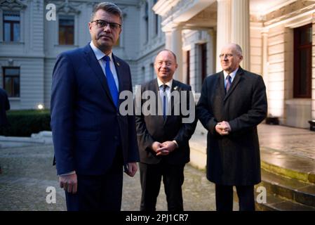 30 marzo 2023, Lodz, Varsavia, Polonia: Il ministro degli Esteri estone, Urmas Reinsalu (L), è accolto dal ministro degli Esteri rumeno Bogdan Aurescu (C) e dal ministro degli Esteri polacco, Zbigniew Rau (L), prima del vertice dei nove (B9) di Bucarest che si terrà a Lodz, Polonia, il 30 marzo 2023. I colloqui tra i ministri degli Esteri si concentreranno sulle questioni di sicurezza nella regione di fronte all'aggressione russa nei confronti dell'Ucraina. Alla riunione parteciperanno anche funzionari e rappresentanti della NATO provenienti da Svezia, Finlandia e Spagna. (Credit Image: © Aleksander Kalka/ZUMA Press Wire) USO EDITORIALE o Foto Stock