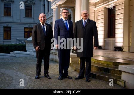 30 marzo 2023, Lodz, Varsavia, Polonia: Il ministro degli Affari Esteri rumeno Bogdan Aurescu (L), il ministro degli Esteri estone Urmas Reinsalu (C) e il ministro degli Esteri polacco Zbigniew Rau (R) si trovano fuori dal palazzo Poznanskiego prima del vertice dei nove (B9) di Bucarest che si terrà il 30 marzo 2023 a Lodz, Polonia. I colloqui tra i ministri degli Esteri si concentreranno sulle questioni di sicurezza nella regione di fronte all'aggressione russa nei confronti dell'Ucraina. Alla riunione parteciperanno anche funzionari e rappresentanti della NATO provenienti da Svezia, Finlandia e Spagna. (Credit Image: © Aleksander Kalka/ZUMA Press Wire) EDITORIALE U Foto Stock