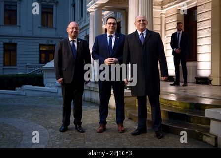 30 marzo 2023, Lodz, Varsavia, Polonia: Il ministro degli Esteri rumeno Bogdan Aurescu (L), il ministro degli Esteri ceco Jan Lipavsky (C) e il ministro degli Esteri polacco Zbigniew Rau (R) si trovano fuori dal palazzo Poznanskiego prima del vertice dei nove (B9) di Bucarest che si terrà a Lodz, Polonia, il 30 marzo 2023. I colloqui tra i ministri degli Esteri si concentreranno sulle questioni di sicurezza nella regione di fronte all'aggressione russa nei confronti dell'Ucraina. Alla riunione parteciperanno anche funzionari e rappresentanti della NATO provenienti da Svezia, Finlandia e Spagna. (Credit Image: © Aleksander Kalka/ZUMA Press Wire) USO EDITORIALE o Foto Stock