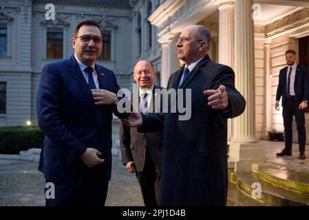 30 marzo 2023, Lodz, Varsavia, Polonia: Il ministro degli Esteri ceco Jan Lipavsky (L) è accolto dal ministro degli Esteri polacco Zbigniew Rau (R) e dal ministro degli Esteri rumeno (C) prima del vertice dei nove (B9) di Bucarest che si terrà a Lodz, Polonia, il 30 marzo 2023. I colloqui tra i ministri degli Esteri si concentreranno sulle questioni di sicurezza nella regione di fronte all'aggressione russa nei confronti dell'Ucraina. Alla riunione parteciperanno anche funzionari e rappresentanti della NATO provenienti da Svezia, Finlandia e Spagna. (Credit Image: © Aleksander Kalka/ZUMA Press Wire) SOLO PER USO EDITORIALE! Non per Commerci Foto Stock