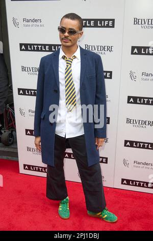 Londra, Regno Unito . 30 marzo 2023 . Layton Williams ha fatto la foto alla serata di gala di Una piccola vita tenuta all'Harold Pinter Theatre. Credit: Alan D West/EMPICS/Alamy Live News Foto Stock