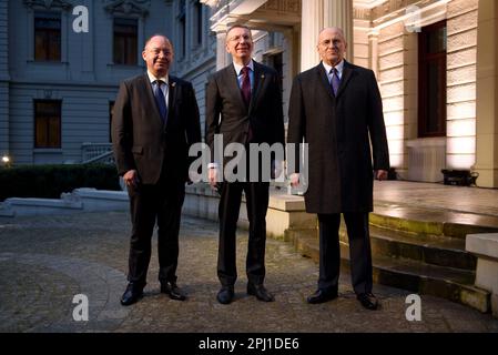 30 marzo 2023, Lodz, Varsavia, Polonia: Il ministro degli Affari Esteri rumeno Bogdan Aurescu (L), il ministro degli Esteri lettone Edgars Rinkevics (C) e il ministro degli Esteri polacco Zbigniew Rau (R) si trovano fuori dal palazzo Poznanskiego prima del vertice dei nove (B9) di Bucarest che si terrà il 30 marzo 2023 a Lodz, Polonia. I colloqui tra i ministri degli Esteri si concentreranno sulle questioni di sicurezza nella regione di fronte all'aggressione russa nei confronti dell'Ucraina. Alla riunione parteciperanno anche funzionari e rappresentanti della NATO provenienti da Svezia, Finlandia e Spagna. (Credit Image: © Aleksander Kalka/ZUMA Press Wire) EDITORIALE U Foto Stock