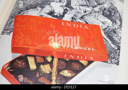 Viersen, Germania - Marzo 9. 2023: Primo piano di Sprengel cioccolato pralines india pubblicità box sulla rivista tedesca di carta dal 60s Foto Stock