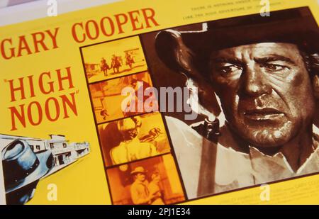 Viersen, Germania - Marzo 9. 2023: Primo piano del poster del film hollywoodiano Western High Noon con Gary Cooper dal 1952 Foto Stock