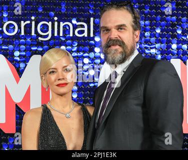 Picturehouse Central, Londra, Regno Unito. 30th Mar, 2023. Lily Allen e il marito David Harbour alla fotocellula per la nuova commedia oscura 'Dreamland'. Dreamland è una nuova commedia Sky Atlantic ambientato a Margate che si evolve intorno a una famiglia multigenerazionale e a quattro sorelle riunite nella città costiera di Kentish. Credit: Imageplotter/EMPICS/Alamy Live News Foto Stock