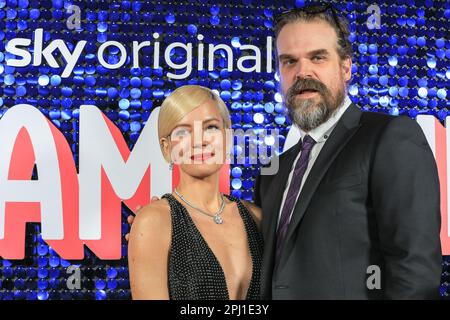 Picturehouse Central, Londra, Regno Unito. 30th Mar, 2023. Lily Allen e il marito David Harbour alla fotocellula per la nuova commedia oscura 'Dreamland'. Dreamland è una nuova commedia Sky Atlantic ambientato a Margate che si evolve intorno a una famiglia multigenerazionale e a quattro sorelle riunite nella città costiera di Kentish. Credit: Imageplotter/EMPICS/Alamy Live News Foto Stock