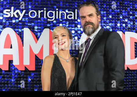 Picturehouse Central, Londra, Regno Unito. 30th Mar, 2023. Lily Allen e il marito David Harbour alla fotocellula per la nuova commedia oscura 'Dreamland'. Dreamland è una nuova commedia Sky Atlantic ambientato a Margate che si evolve intorno a una famiglia multigenerazionale e a quattro sorelle riunite nella città costiera di Kentish. Credit: Imageplotter/EMPICS/Alamy Live News Foto Stock