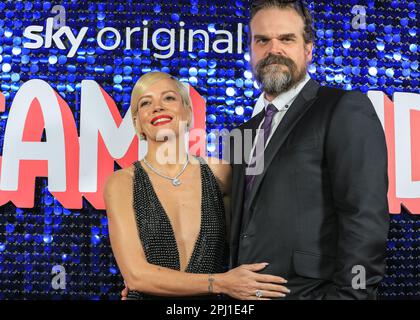 Picturehouse Central, Londra, Regno Unito. 30th Mar, 2023. Lily Allen e il marito David Harbour alla fotocellula per la nuova commedia oscura 'Dreamland'. Dreamland è una nuova commedia Sky Atlantic ambientato a Margate che si evolve intorno a una famiglia multigenerazionale e a quattro sorelle riunite nella città costiera di Kentish. Credit: Imageplotter/EMPICS/Alamy Live News Foto Stock