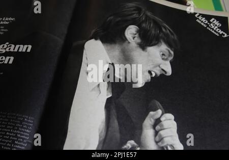 Viersen, Germania - Marzo 9. 2023: Primo piano delle pagine della rivista tedesca Bravo con il rapporto sul cantante tedesco Udo Jürgens nel 60s Foto Stock