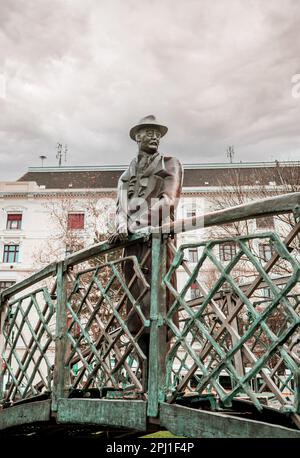 Budapest, Ungheria. 27 febbraio 2023: Statua di Imre Nagy, una scultura molto amata che raffigura l'eroe di una rivolta anti-sovietica del 1956 Foto Stock