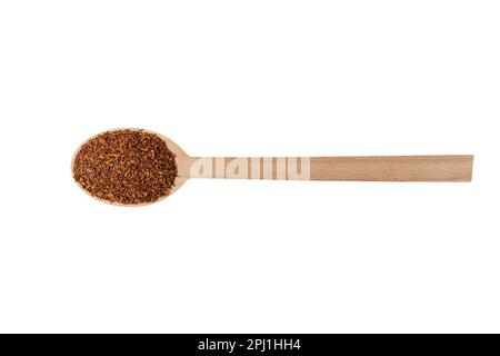 Rooibos mezzo di tè tagliato su cucchiaio di legno isolato su sfondo bianco. Rooibos in latino Aspalathus linearis. erba. tè alle erbe. ingrediente alimentare. Foto Stock