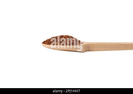 Rooibos mezzo di tè tagliato su cucchiaio di legno isolato su sfondo bianco. Rooibos in latino Aspalathus linearis. erba. tè alle erbe. ingrediente alimentare. Foto Stock