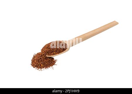 Rooibos mezzo di tè tagliato su cucchiaio di legno isolato su sfondo bianco. Rooibos in latino Aspalathus linearis. erba. tè alle erbe. ingrediente alimentare. Foto Stock