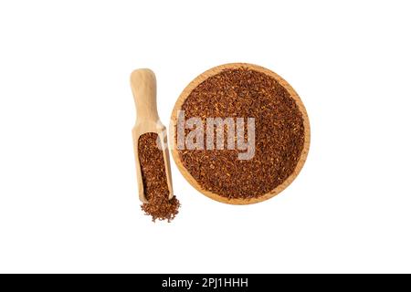 Rooibos mezzo di tè tagliato in ciotola di legno e scoop isolato su sfondo bianco. Rooibos in latino Aspalathus linearis. erba. tè alle erbe. ingrediente alimentare. Foto Stock