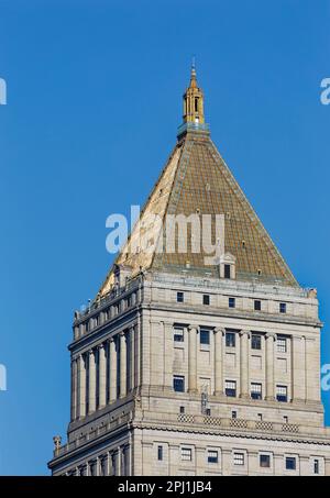 Il tribunale degli Stati Uniti di Thurgood Marshall è sormontato da un tetto piramidale dorato, visto qui dal Ponte di Brooklyn. Foto Stock