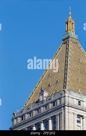 Il tribunale degli Stati Uniti di Thurgood Marshall è sormontato da un tetto piramidale dorato, visto qui dal Ponte di Brooklyn. Foto Stock