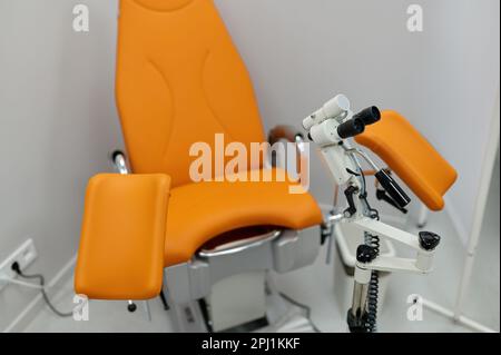 Sala ginecologica con sedia e attrezzature a fuoco selettivo Foto Stock