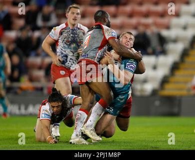 La Morgan Smithies di Wigan Warriors (a destra) è affrontata da Edwin Ipape di Leigh Leopards (al centro) durante la partita della Betfred Super League al Leigh Sports Village, Greater Manchester. Data immagine: Giovedì 30 marzo 2023. Foto Stock