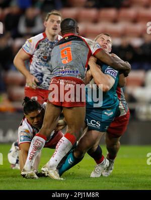 La Morgan Smithies di Wigan Warriors (a destra) è affrontata da Edwin Ipape di Leigh Leopards (al centro) durante la partita della Betfred Super League al Leigh Sports Village, Greater Manchester. Data immagine: Giovedì 30 marzo 2023. Foto Stock