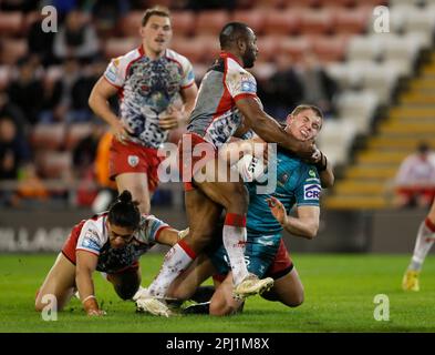 La Morgan Smithies di Wigan Warriors (a destra) è affrontata da Edwin Ipape di Leigh Leopards (al centro) durante la partita della Betfred Super League al Leigh Sports Village, Greater Manchester. Data immagine: Giovedì 30 marzo 2023. Foto Stock