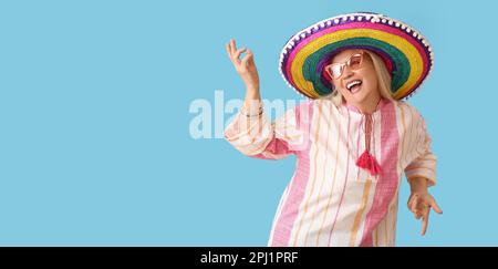 Donna messicana danzante in cappello sombrero su sfondo azzurro con spazio per il testo Foto Stock
