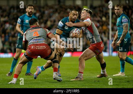 William Isa (centro) dei Guerrieri Wigan è affrontato da Ricky Leutele di Leigh Leopardi (a sinistra) e Lachlan Lam durante la partita della Betfred Super League al Leigh Sports Village, Greater Manchester. Data immagine: Giovedì 30 marzo 2023. Foto Stock