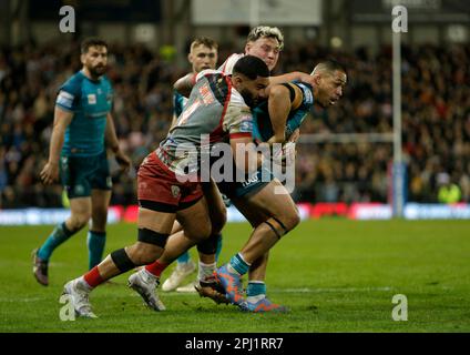 William Isa dei Guerrieri Wigan (a destra) è affrontato da Ricky Leutele di Leigh Leopardi (a sinistra) e Lachlan Lam durante la partita della Betfred Super League al Leigh Sports Village, Greater Manchester. Data immagine: Giovedì 30 marzo 2023. Foto Stock