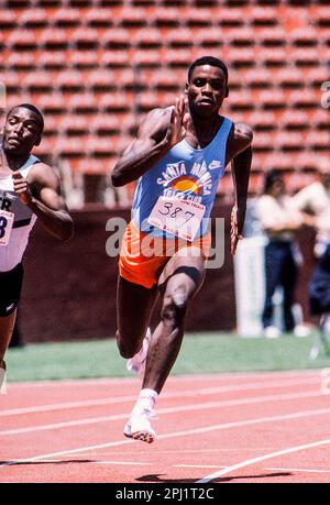 Carl Lewis (USA) gareggia alle prove olimpiche del 1984 per pista e campo Foto Stock