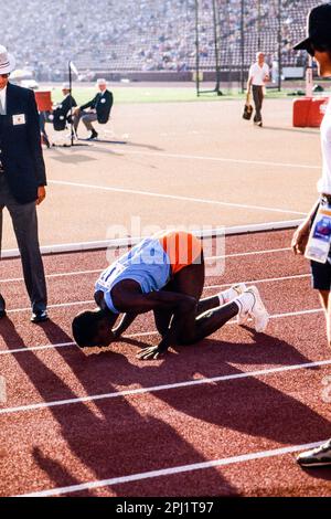 Carl Lewis (USA) gareggia alle prove olimpiche del 1984 per pista e campo Foto Stock