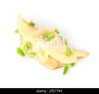 Gustosi jiaozi cinesi con cipolla verde su fondo bianco Foto Stock