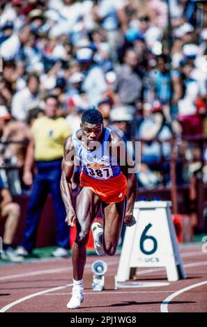 Carl Lewis (USA) gareggia alle prove olimpiche del 1984 per pista e campo Foto Stock