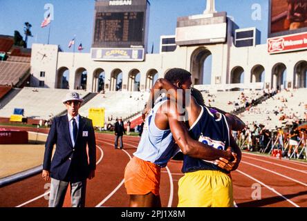 Carl Lewis (USA) gareggia alle prove olimpiche del 1984 per pista e campo Foto Stock