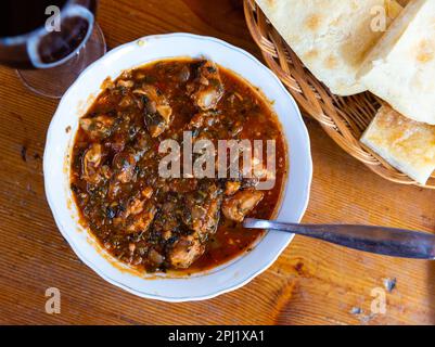 Vitello stufato con pomodoro, piatto georgiano Chashushuli Foto Stock