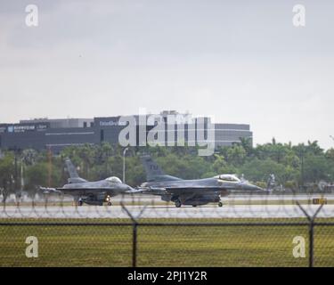 F16 aerei da caccia dalla base della Homestead Air Reserve sono avvistati all'aeroporto internazionale di Miami, Florida, il 30th marzo 2023 Foto Stock