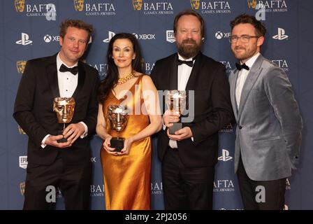 Michiel van der Leeuw, Guerrilla Games, Angie Smets (3rd da destra) Direttore dello studio presso Guerrilla Games, Jan-Bart van Beek (2nd da destra) e team di sviluppo con il Technical Achievement Award per Horizon Forbidden West ai BAFTA Games Awards presso la Queen Elizabeth Hall, Southbank Centre, Londra. Data immagine: Giovedì 30 marzo 2023. Foto Stock