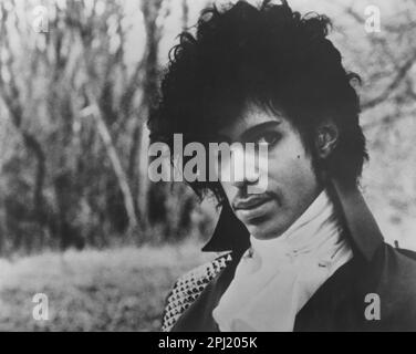 Cantante-cantautore americano, musicista e produttore discografico, Prince in piedi fuori posto per un ritratto Foto Stock