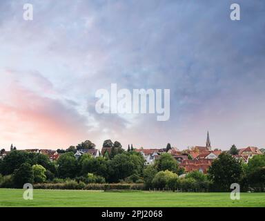 Freiberg am Neckar al tramonto. Piccola città europea a Baden Wurttemberg, Germania, Europa. Fiume Nekar, Germania sudoccidentale, Foto Stock