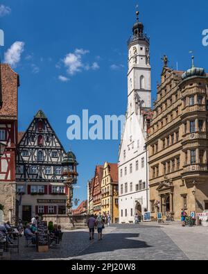 Piazza centrale di Rothenburg ob der Tauber con il municipio. Rothenburg ob der Tauber, Baviera, Germania, agosto 2022 Foto Stock