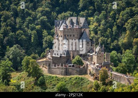 Vista sul castello di Eltz (Burg Eltz), un famoso punto di riferimento turistico nella regione di Mosel e uno dei castelli più belli della Germania Foto Stock